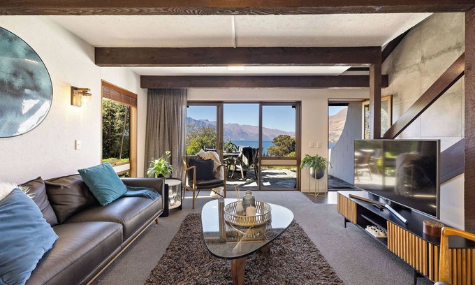 Queenstown Ski Chalet | Alpine Chalet Walk to Town 39B Lomond Cres