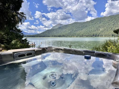Leavenworth House | Alpine Lake Escape on Fish Lake by NW Comfy Cabins