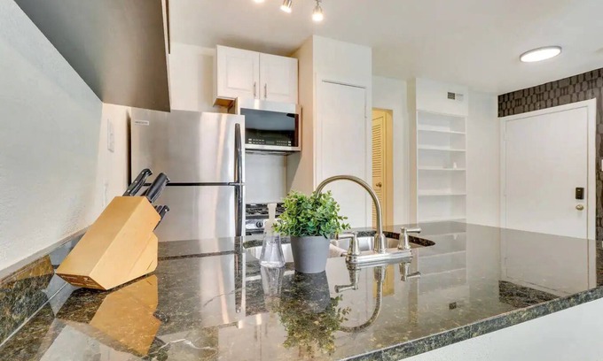 Cherrywood House | Amazing and Modern 1Bd/1Ba Apt Close to UT & DTn