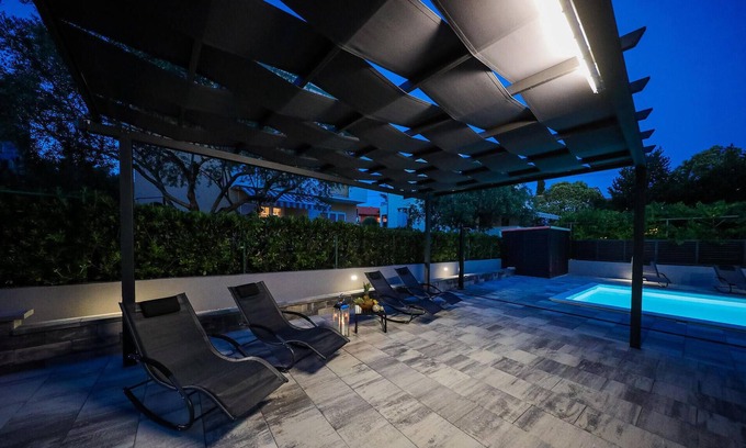 Zadar Villa | Amazing Apartment in Zadar With Wifi, Outdoor Swimming Pool and Heated Swimming Pool