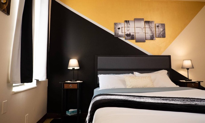 Downtown Pittsburgh Apartment | Amazing Downtown Apt Roku TV Walk Everywhere