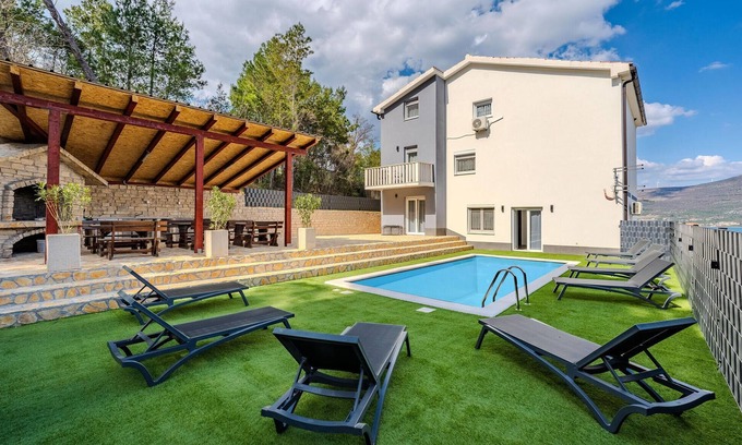 Donji Karin House | Amazing home in Karin