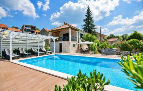 Zagvozd House | Amazing Home In Zagvozd With Jacuzzi