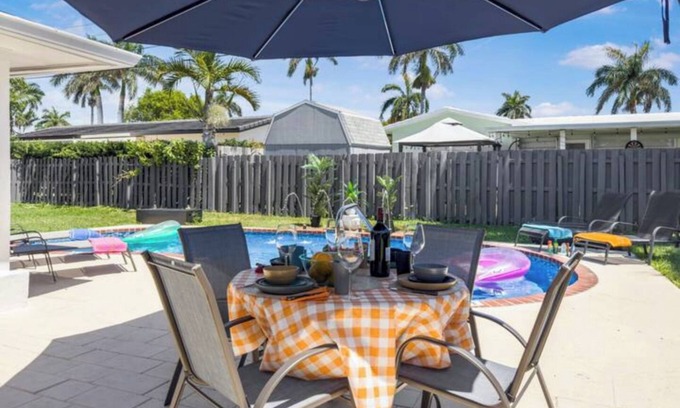 Lighthouse Point House | Amazing Home w/Heated Pool 8 mins to the Beach!