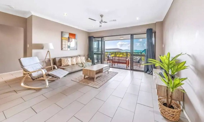 Cannonvale Apartment | π Amazing Ocean Views! π FAST WiFi π« #WFH π§πΌβπ»π©π»βπ»