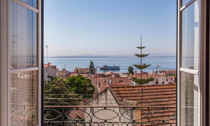 Santo Estevao Apartment | Amazing river view in historical Lisbon