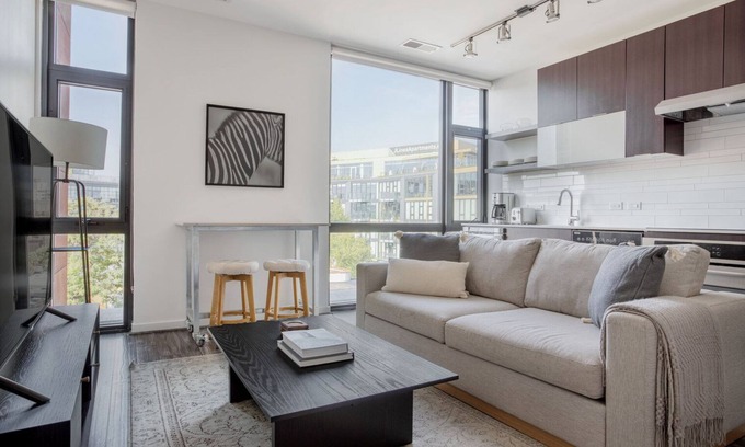 Shaw Apartment | Amazing Shaw Studio w/Gym & Doorman, nr Restaurants, by Blueground