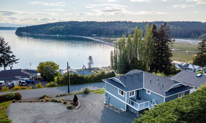 Camano Island House | Amazing Sunset/Whale/Water Views/2 Fire Pits/AC/Lots of Games and more!
