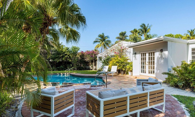 Old Northwood House | Amazing Tropical Home w/Heated Pool & Guest House only minutes from the Beach
