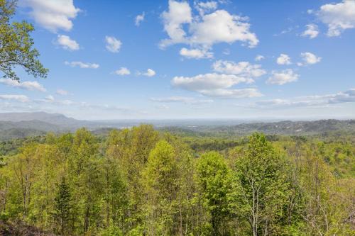 Gatlinburg - Pigeon Forge House | Amazing View Lodge, Your Ultimate 5-Bedroom Cabin Retreat in Sky Harbor Resort