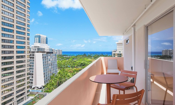 Waikiki Hotel | Ambassador Hotel of Waikiki, Tapestry Collection by Hilton