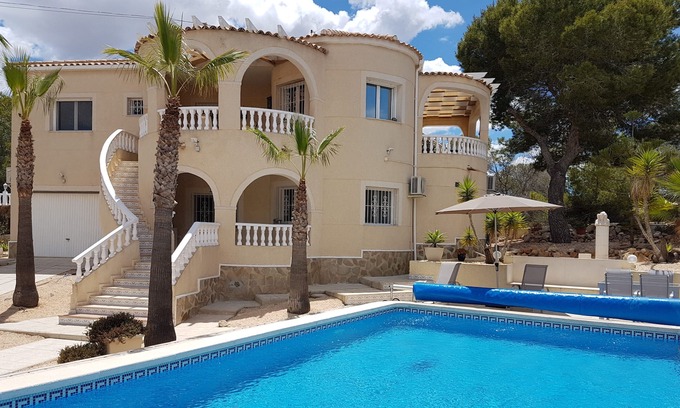 San Miguel de Salinas Villa | An amazing Villa in Alicante. See our fantastic reductions and discounts.