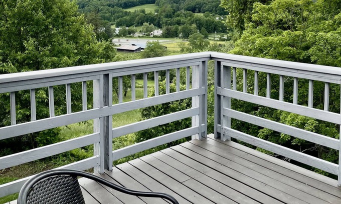 South Woodstock House | Ananda Vue- Lux 3BR/2BA hygge Villa w Fireplace and VIEWS!