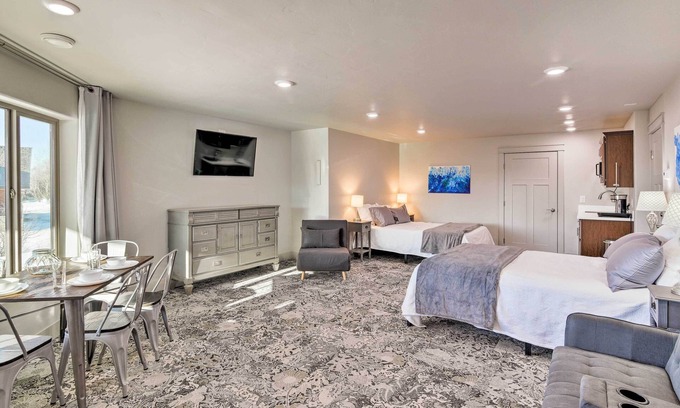 Hillside East Apartment | Anchorage Getaway w/Mtn Views < 5 Mi to Zoo!