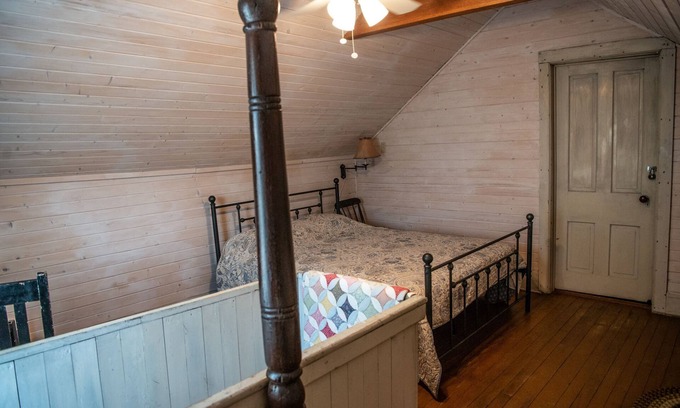 Dickerson Run Bed & Breakfast | AnnaLee room at The Farmhouse Bed & Breakfast at Maple Bottom Farm