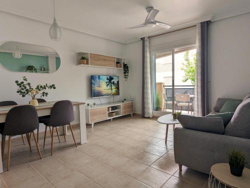 Los Alcazares Apartment | Apartamento Las Palmeras - Con Terraza, barbacoa, aire acondicionado y a 250m de la playa!
