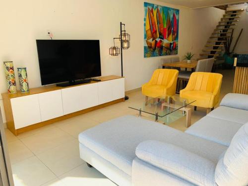 Lazaro Cardenas Apartment | Apartamento Recien Remodelado a 5 min de la Playa