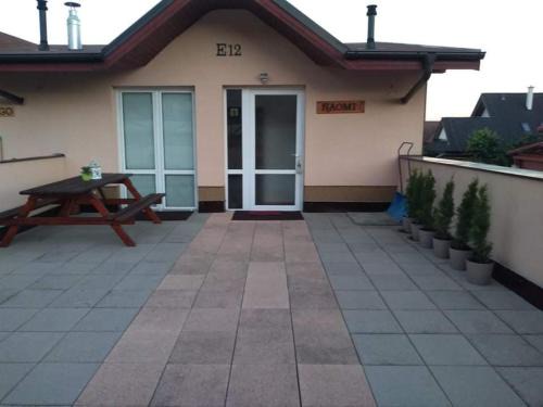 Velky Slavkov Apartment | Apartman NAOMI E12