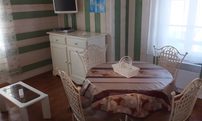 Ars-en-Re Apartment | Apartment 'Centre Village' with Wi-Fi