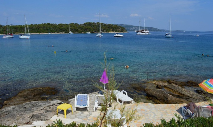Mali Iz Apartment | Apartment Davor - 20m from sea : A3(6) - Mali Iz (Island Iz), Zadar riviera, Croatia