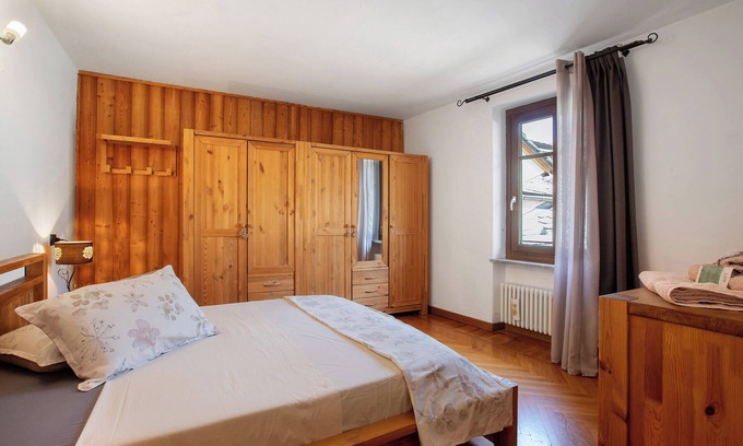 Aosta Apartment | Apartment 'Emilius' with Mountain View, Wi-Fi and Air Conditioning