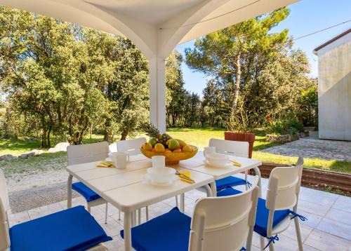 Nerezine Apartment | Apartment in pinewood near the sea