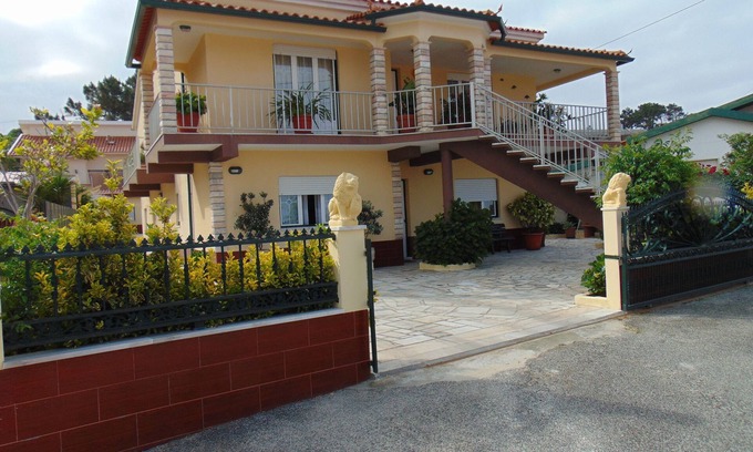 Nazare Villa | Apartment in villa in quiet and safe area, North Canyon area, near beaches.