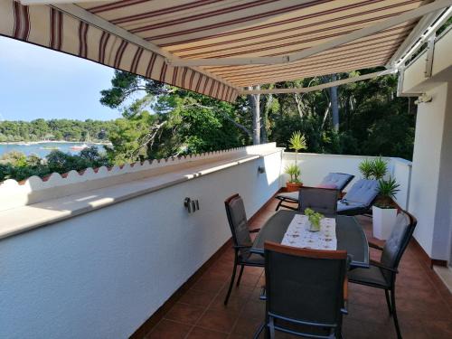 Cove Tri Zala (Zrnovo) Apartment | Apartment Markorcula
