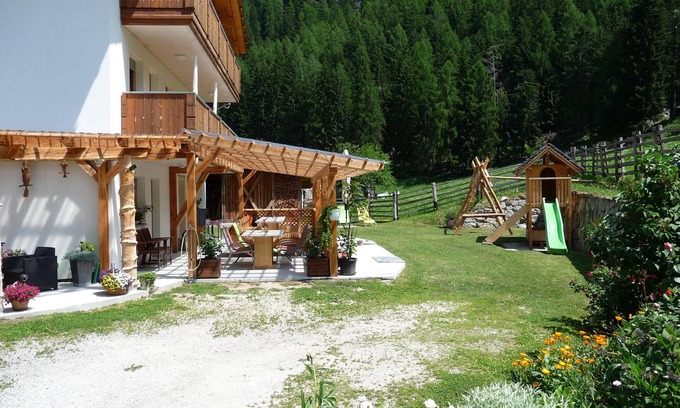 Martello Apartment | Apartment 'Pirchahof Waldruhe' with Mountain View, Shared Terrace and Wi-Fi