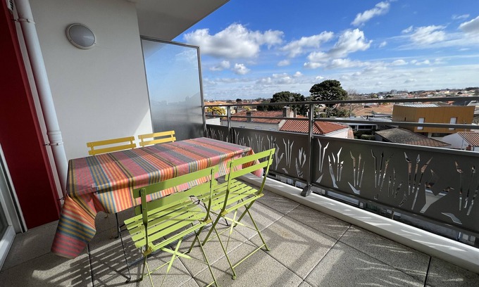 Les Sables d'Olonne Apartment | Apartment 'Proche Port' with Balcony