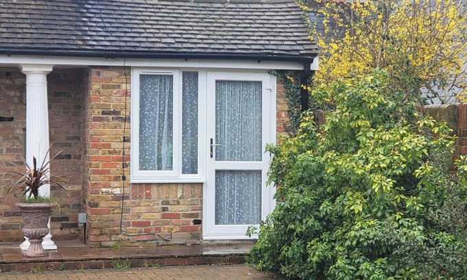 Reading House | Apartment - Sleeps 2 - Parking - Wi-fi