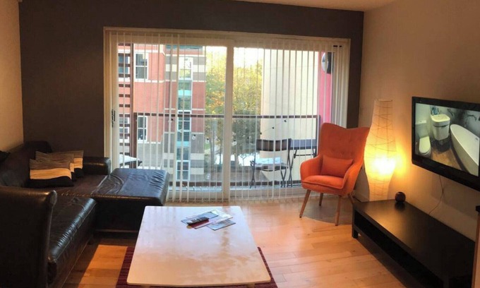 Hull Old Town Apartment | Apartment-sleeps4-balcony-parking-petsok