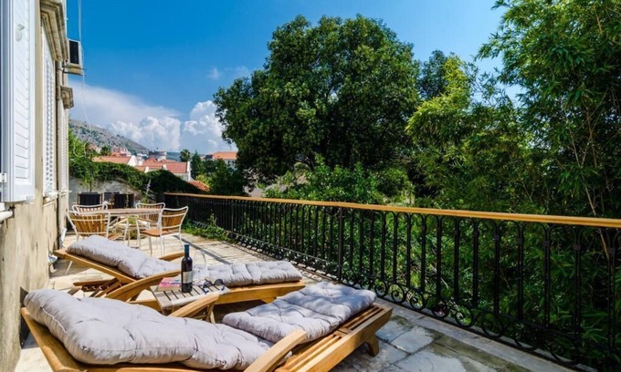 Pile Apartment | Apartment The Scent of Travels- Three Bedroom Apartment with Terrace and Fort View