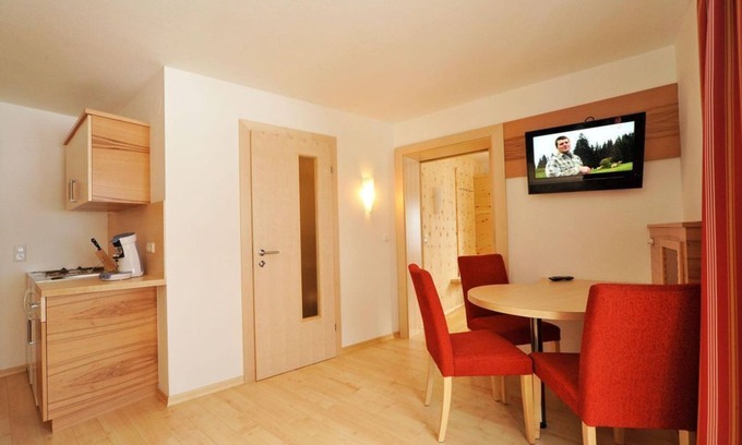 Heiligenblut Bed & Breakfast | Apartment with a view of the mountains - Pension-Appartements Bergkristall
