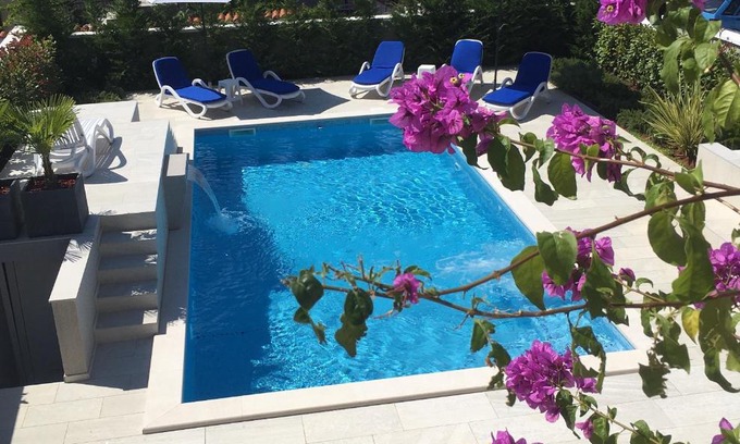 Vintijan Apartment | Apartment with heated pool, Villa Regina