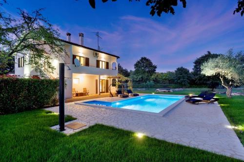 Nova Vas Apartment | Apartment with private pool and large garden