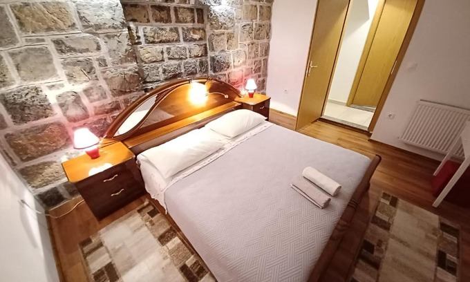 Velic Apartment | APARTMENTS JURIKA, Trilj