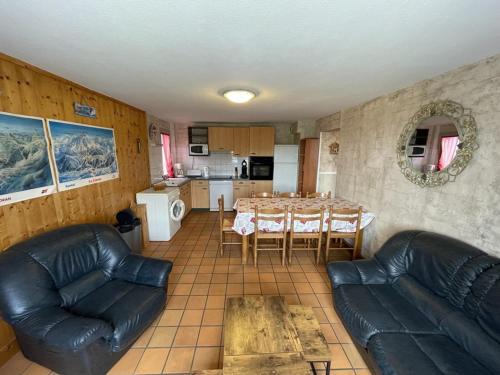 Saint-Jacques-des-Blats Apartment | Appartement T3 à Saint-Jacques-des-Blats, 2 chambres, parking, animaux acceptés - FR-1-787-18