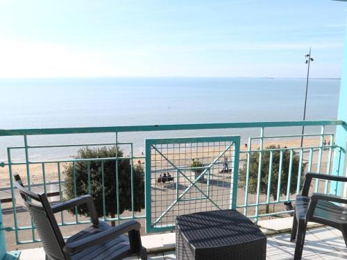 Fouras Apartment | Appartement 4 pers avec vue mer, face à la plage - FR-1-709-33