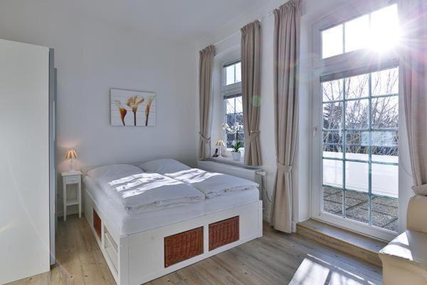 Wenningstedt-Braderup Apartment | Appartement-5-mit-Suedbalkon-in-strandnaher-Lage-Baederstil-Villa-in-Wenningstedt-Sylt