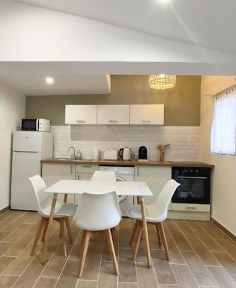 Greoux-les-Bains Apartment | Appartement au cœur du village, climatisé avec extérieur