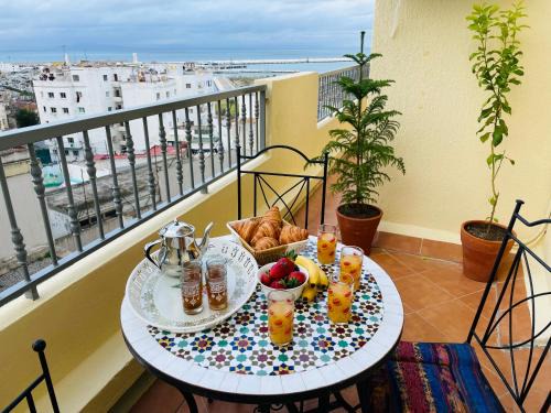 Tangier Apartment | Appartement Charmant au Coeur de Tanger avec Vue sur la Mer, Cosy Balcon, 2 Salles de Bain, WIFI, AC, IPTV