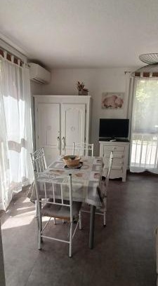 Greoux-les-Bains Apartment | Appartement climatisé Parc Paradis 150 m des thermes