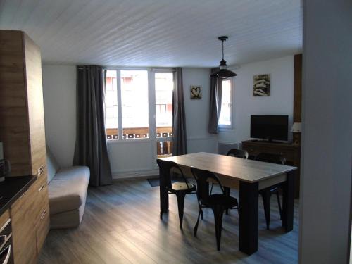 Valfrejus Apartment | Appartement rénové 2 pièces pour 4 pers, balcon, proche télécabine, commerces, et écoles de ski - FR-1-561-33