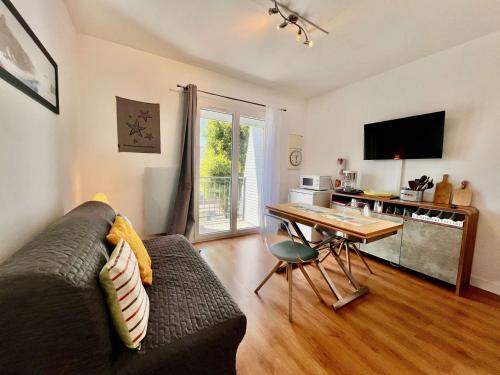 Quiberon Apartment | Appartement rénové 2p 36m² à Quiberon - près plage, balcon ouest, tout équipé - FR-1-478-50