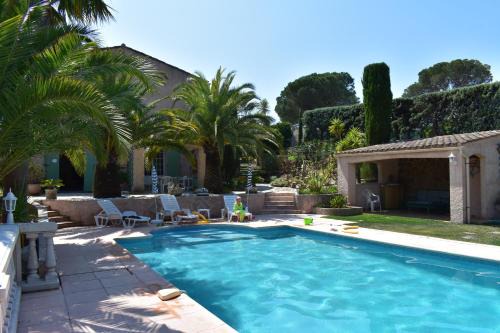 Frejus Apartment | Appartement Rez de Villa - 4 personnes - Fréjus - Vue piscine