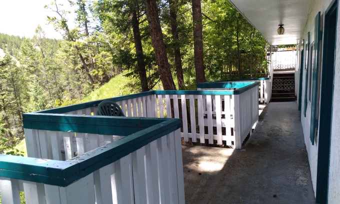 East Kootenay Hotel | Apple Tree Inn