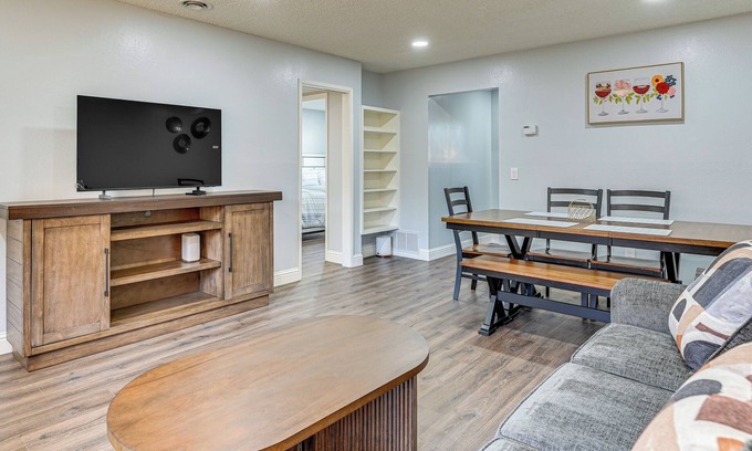 North Fremont Street Apartment | Apt 1 Mi to Monterey State Beach! Bring Your Pets