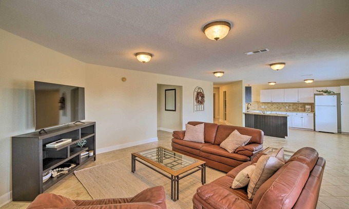 Clear Lake Shores Apartment | Apt w/Balconies - Steps to Kemah Boardwalk!