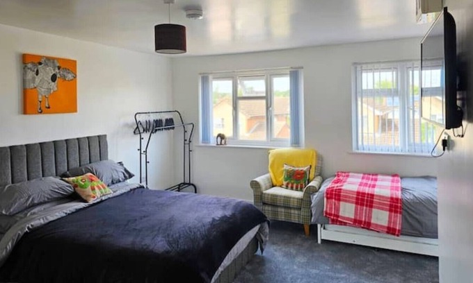 Brackley Apartment | Apt4: Comfortable modern open-plan 1st floor flat